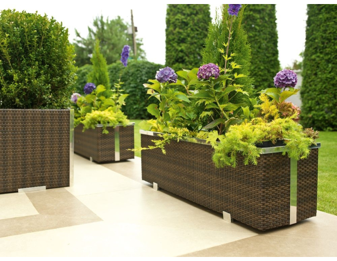 Blumentopf aus Metall FLORA mit... Blumentopf aus Metall FLORA mit...